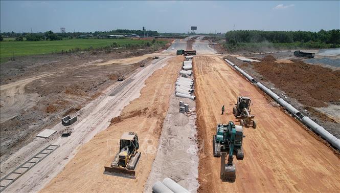 Nhân lực, máy móc thi công nền đường, hệ thống thoát nước tại Đường 25C kết nối sân bay Long Thành. Ảnh: Công Phong - TTXVN