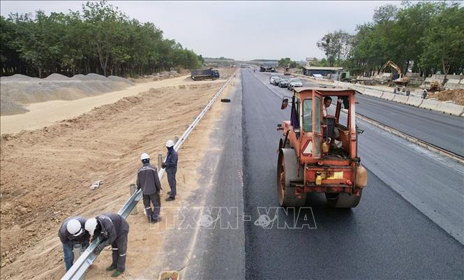 Nhân lực, máy móc thi công tại Dự án thành phần 1, cao tốc Biên Hòa - Vũng Tàu. Ảnh: Công Phong - TTXVN