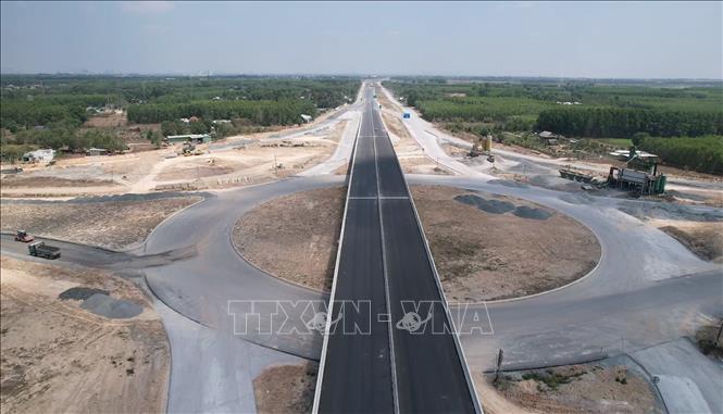 Mặt đường, nút giao trên đường Vành đai 3 - Thành phố Hồ Chí Minh đoạn qua Đồng Nai đã cơ bản hoàn thành các phần việc chính. Ảnh: Công Phong - TTXVN