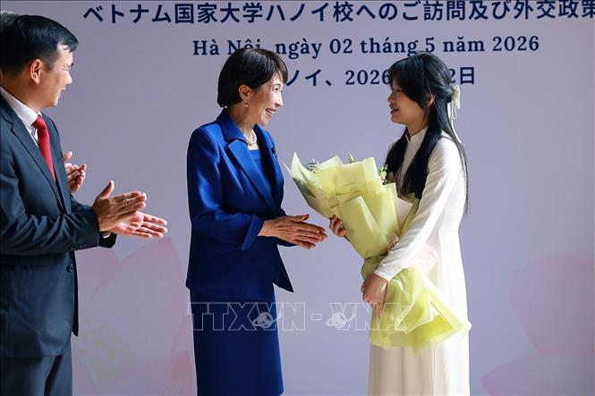 Thủ tướng Nhật Bản Takaichi Sanae với sinh viên Đại học Quốc gia Hà Nội. Ảnh: Dương Giang – TTXVN
