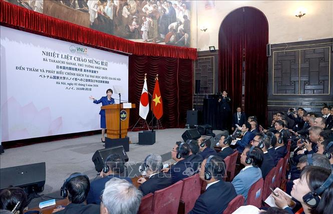 Thủ tướng Nhật Bản Takaichi Sanae đến thăm và phát biểu chính sách tại Đại học Quốc gia Hà Nội. Ảnh: Tuấn Anh – TTXVN