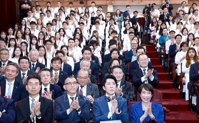 Thủ tướng Nhật Bản Takaichi Sanae với sinh viên Đại học Quốc gia Hà Nội. Ảnh: Tuấn Anh – TTXVN