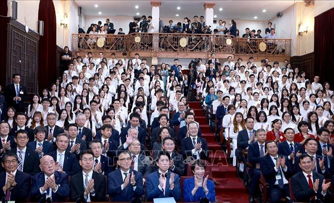 Thủ tướng Nhật Bản Takaichi Sanae với sinh viên Đại học Quốc gia Hà Nội. Ảnh: Tuấn Anh – TTXVN