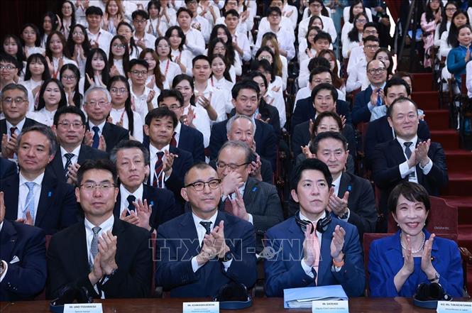 Thủ tướng Nhật Bản Takaichi Sanae với sinh viên Đại học Quốc gia Hà Nội. Ảnh: Tuấn Anh – TTXVN