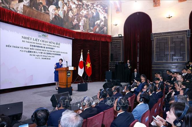 Japanese Prime Minister Takaichi Sanae delivers a policy speech at the Hanoi National University. VNA Photo