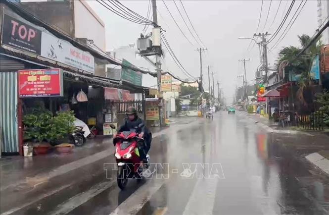 Cơn mưa vào chiều 2/5 trên đường An Dương Vương, phường An Lạc. Ảnh: Hồng Đạt - TTXVN