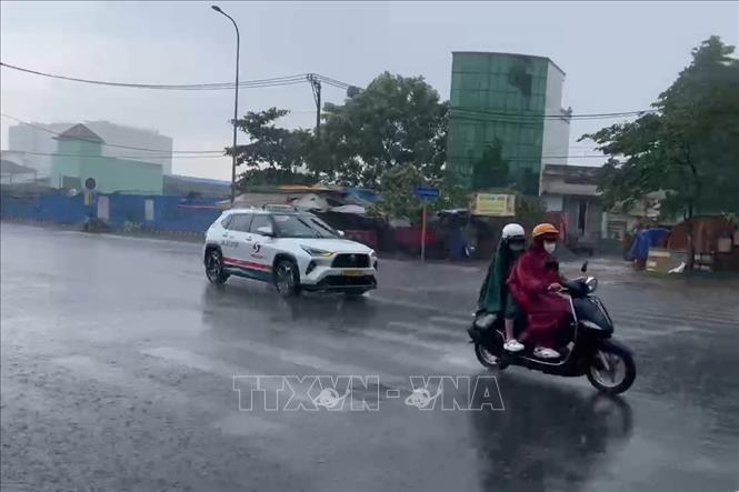 Cơn mưa vào chiều 2/5 trên đường Hồ Học Lãm, phường An Lạc. Ảnh: Hồng Đạt - TTXVN