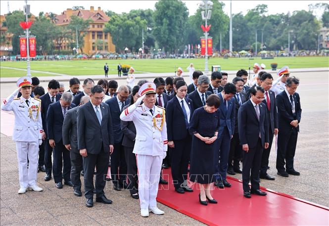 Thủ tướng Nhật Bản Takaichi Sanae thành kính tưởng niệm Chủ tịch Hồ Chí Minh. Ảnh: Minh Đức – TTXVN