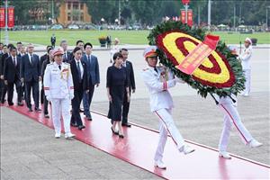 Thủ tướng Nhật Bản đặt vòng hoa viếng Chủ tịch Hồ Chí Minh và Đài tưởng niệm các Anh hùng liệt sỹ