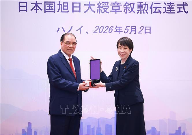 Thủ tướng Nhật Bản Takaichi Sanae trao Huân chương Mặt trời mọc hạng nhất Đại thập tự của Nhà nước Nhật Bản cho nguyên Tổng Bí thư  Nông Đức Mạnh. Ảnh: Dương Giang – TTXVN 
