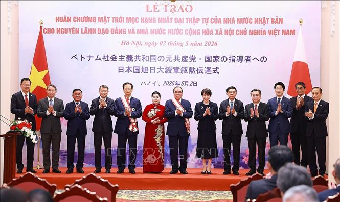 Thủ tướng Lê Minh Hưng và Thủ tướng Nhật Bản Takaichi Sanae cùng các đại biểu chụp ảnh chung. Ảnh: Dương Giang – TTXVN 