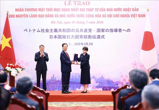 Thủ tướng Lê Minh Hưng tặng hoa, Thủ tướng Nhật Bản Takaichi Sanae trao Huân chương Mặt trời mọc hạng nhất Đại thập tự của Nhà nước Nhật Bản cho nguyên Thủ tướng Nguyễn Tấn Dũng. Ảnh: Dương Giang – TTXVN 
