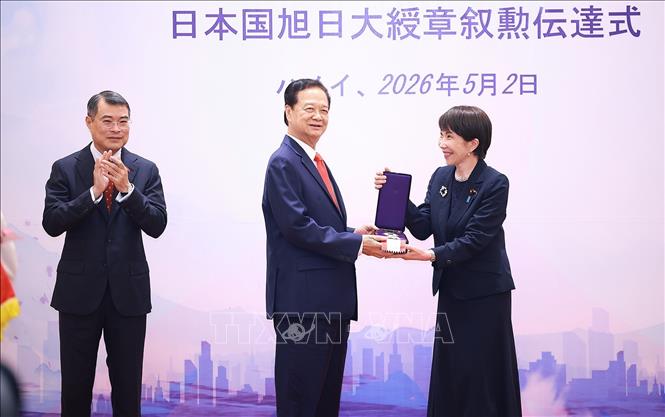 Thủ tướng Lê Minh Hưng trao hoa và Thủ tướng Nhật Bản Takaichi Sanae trao Huân chương Mặt trời mọc hạng nhất Đại thập tự của Nhà nước Nhật Bản cho nguyên Thủ tướng Nguyễn Tấn Dũng. Ảnh: Dương Giang – TTXVN 
