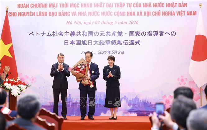 Thủ tướng Lê Minh Hưng tặng hoa, Thủ tướng Nhật Bản Takaichi Sanae trao Huân chương Mặt trời mọc hạng nhất Đại thập tự của Nhà nước Nhật Bản cho nguyên Thủ tướng Nguyễn Tấn Dũng. Ảnh: Dương Giang – TTXVN 
