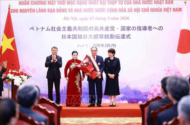 Thủ tướng Lê Minh Hưng tặng hoa và Thủ tướng Nhật Bản Takaichi Sanae trao Huân chương Mặt trời mọc hạng nhất Đại thập tự của Nhà nước Nhật Bản cho nguyên Tổng Bí thư Nông Đức Mạnh. Ảnh: Dương Giang – TTXVN 
