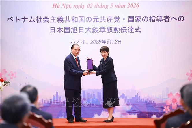 Thủ tướng Nhật Bản Takaichi Sanae trao Huân chương Mặt trời mọc hạng nhất Đại thập tự của Nhà nước Nhật Bản cho nguyên Tổng Bí thư  Nông Đức Mạnh. Ảnh: Dương Giang – TTXVN 
