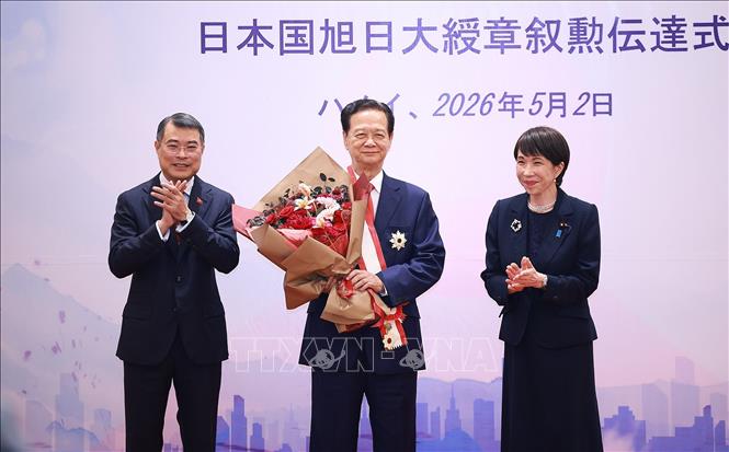 Thủ tướng Lê Minh Hưng tặng hoa, Thủ tướng Nhật Bản Takaichi Sanae trao Huân chương Mặt trời mọc hạng nhất Đại thập tự của Nhà nước Nhật Bản cho nguyên Thủ tướng Nguyễn Tấn Dũng. Ảnh: Dương Giang – TTXVN 
