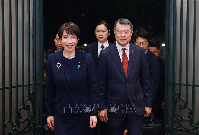 Thủ tướng Lê Minh Hưng và Thủ tướng Nhật Bản Takaichi Sanae chủ trì Lễ trao Huân chương Mặt trời mọc hạng nhất Đại thập tự của Nhà nước Nhật Bản cho nguyên lãnh đạo Đảng, Nhà nước. Ảnh: Dương Giang – TTXVN