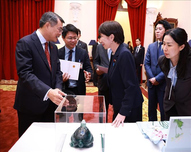 Thủ tướng Lê Minh Hưng tặng quà lưu niệm là sản phẩm truyền thống của Việt Nam cho Thủ tướng Nhật Bản Takaichi Sanae. Ảnh: Dương Giang – TTXVN 