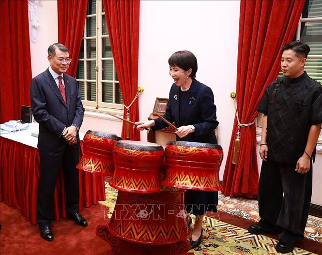 Thủ tướng Nhật Bản Takaichi Sanae trải nghiệm đánh trống - sản phẩm âm nhạc truyền thống của Việt Nam. Ảnh: Dương Giang – TTXVN 
