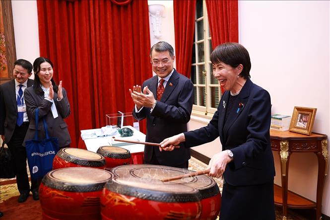 Thủ tướng Nhật Bản Takaichi Sanae trải nghiệm đánh trống - sản phẩm âm nhạc truyền thống của Việt Nam. Ảnh: Dương Giang – TTXVN 
