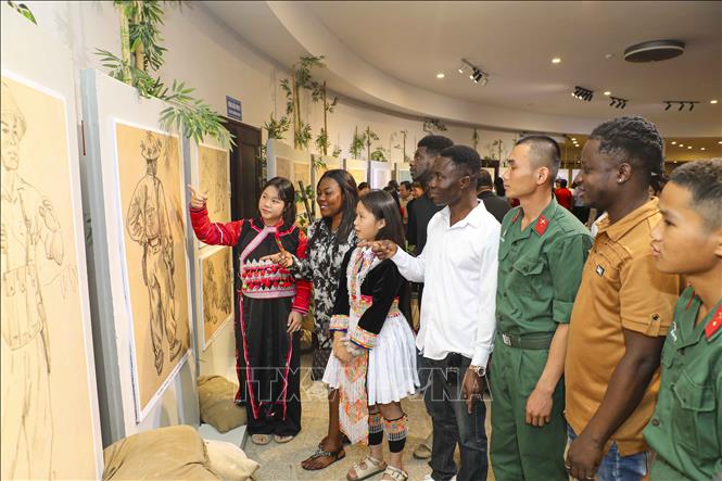 Du khách ngoại quốc cùng học sinh, chiến sĩ tham quan triển lãm. Ảnh: Xuân Tư - TTXVN