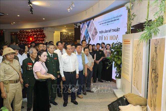 Đại biểu tham quan triển lãm. Ảnh: Xuân Tư - TTXVN