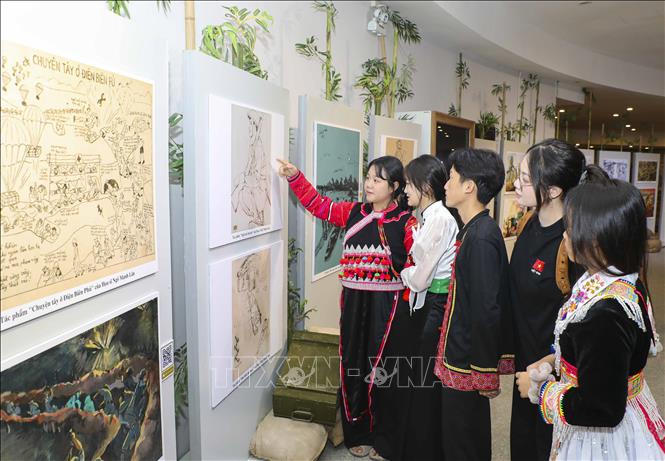 Học sinh các dân tộc tỉnh Điện Biên tham quan triển lãm. Ảnh: Xuân Tư - TTXVN