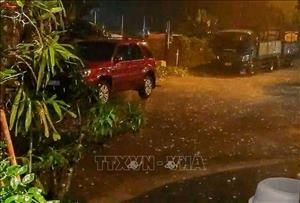 Hà Nội: Mưa đá bất ngờ tối 2/5, cảnh báo dông lốc diện rộng