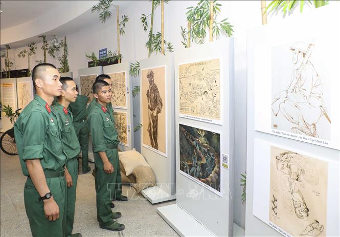Chiến sĩ tham quan triển lãm. Ảnh: Xuân Tư - TTXVN