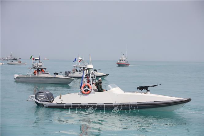 Tàu của Lực lượng Vệ binh Cách mạng Hồi giáo Iran (IRGC) tham gia lễ kỷ niệm Ngày Vịnh Persian Quốc gia gần Bushehr, Iran. Ảnh: THX/TTXVN