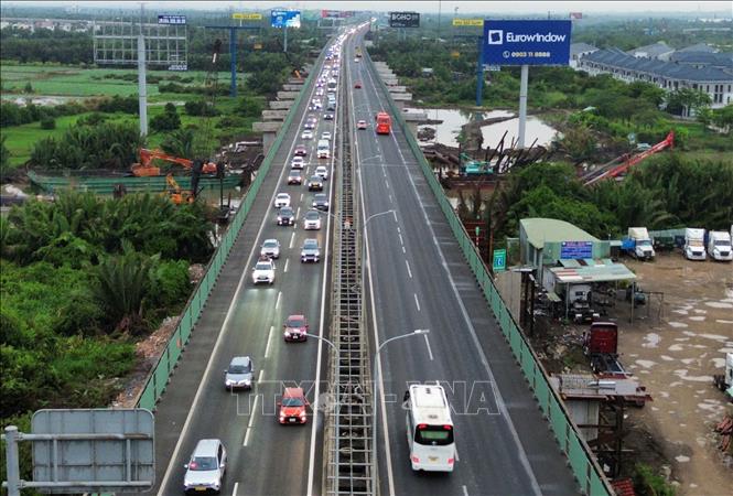 Các phương tiện nối đuôi nhau trên cao tốc TP. Hồ Chí Minh - Long Thành - Dầu Giây đoạn qua phường Long Trường, hướng về nút giao An Phú, chiều tối 2/5. Ảnh: Hồng Đạt - TTXVN