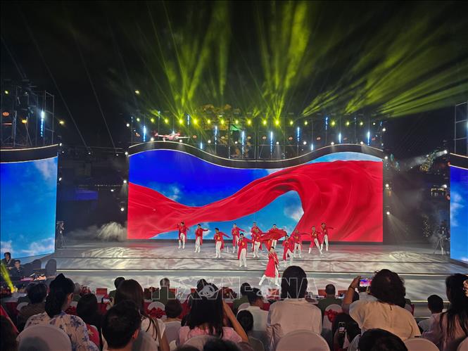 Chương trình nghệ thuật tại Gala nghệ thuật “Tổ quốc bình yên” do Bộ Công an phối hợp với thành phố Đà Nẵng tổ chức. Ảnh: Khoa Chương - TTXVN