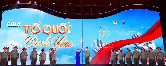 Chương trình nghệ thuật tại Gala nghệ thuật “Tổ quốc bình yên” do Bộ Công an phối hợp với thành phố Đà Nẵng tổ chức. Ảnh: Khoa Chương - TTXVN