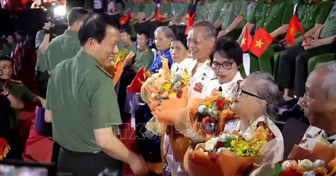 Bộ trưởng Bộ Công an Lương Tam Quang tặng quà cho các đại biểu tham dự Gala nghệ thuật “Tổ quốc bình yên”. Ảnh: Khoa Chương - TTXVN