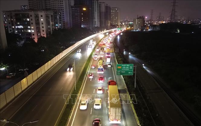 Đến 22h đêm các phương tiện vẫn nối nuôi nhau tiến vào trung tâm thành phố trên cao tốc Pháp Vân - Cầu Giẽ. Ảnh: Quốc Khánh - TTXVN