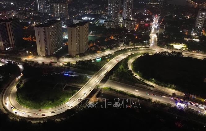 Các phương tiện nối đuôi nhau hướng vào trung tâm thành phố trong đêm muộn của ngày nghỉ thứ 3. Ảnh: Quốc Khánh - TTXVN