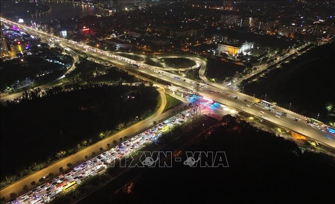 Đến 22h, cửa ngõ phía Nam Thủ đô hướng từ cao tốc Pháp Vân - Cầu Giẽ và hướng từ cầu Thanh Trì vào trung tâm Thủ đô các phương tiện di chuyển từng mét một. Ảnh: Quốc Khánh - TTXVN