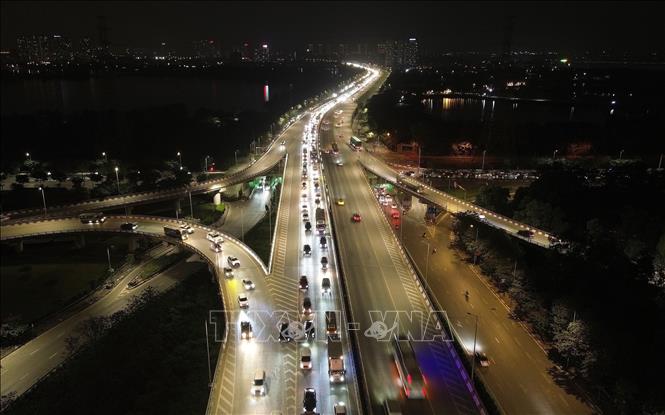 Ùn tắc kéo dài hàng km trong đêm muộn, hướng từ cầu Thanh Trì vào đường Vành đai 3 và trung tâm thành phố (ảnh chụp lúc 22g16). Ảnh: Quốc Khánh - TTXVN