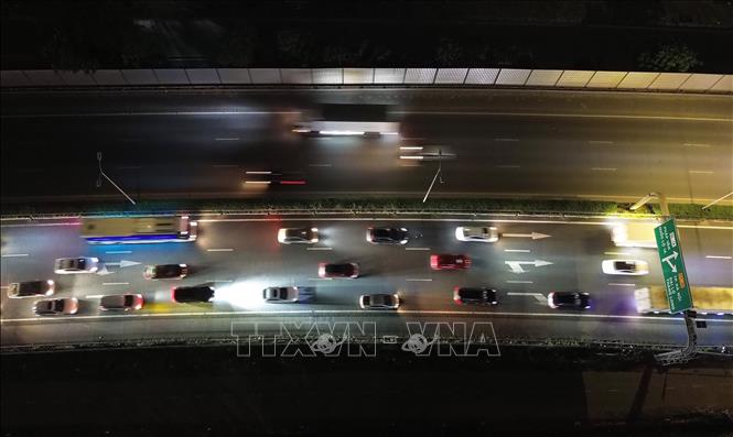 Các phương tiện di chuyển khó khăn trên cao tốc Pháp Vân - Cầu Giẽ hướng vào trung tâm thành phố trong đêm. Ảnh: Quốc Khánh - TTXVN