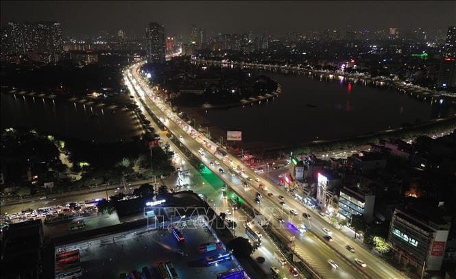 Các phương tiện di chuyển thành hàng dài trong đêm trên đường Vành đai 3 trên cao hướng đi Mai Dịch, cầu Thăng Long. Ảnh: Quốc Khánh - TTXVN