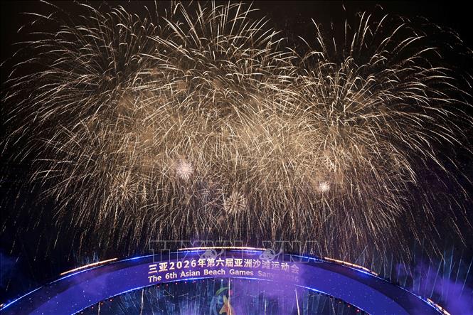 Lễ bế mạc Đại hội thể thao bãi biển châu Á năm 2026 diễn ra ở thành phố Tam Á, Trung Quốc tối 30/4/2026 với nhiều tiết mục nghệ thuật đặc sắc, mang nét văn hoá đặc trưng của nước chủ nhà. Ảnh: Màn pháo hoa rực rỡ tại lễ bế mạc. Ảnh: THX/TTXVN