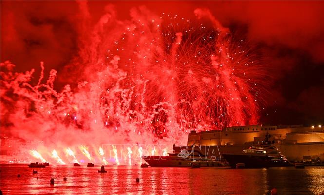 Lễ bế mạc Đại hội thể thao bãi biển châu Á năm 2026 diễn ra ở thành phố Tam Á, Trung Quốc tối 30/4/2026 với nhiều tiết mục nghệ thuật đặc sắc, mang nét văn hoá đặc trưng của nước chủ nhà. Ảnh: Màn pháo hoa rực rỡ tại lễ bế mạc. Ảnh: THX/TTXVN