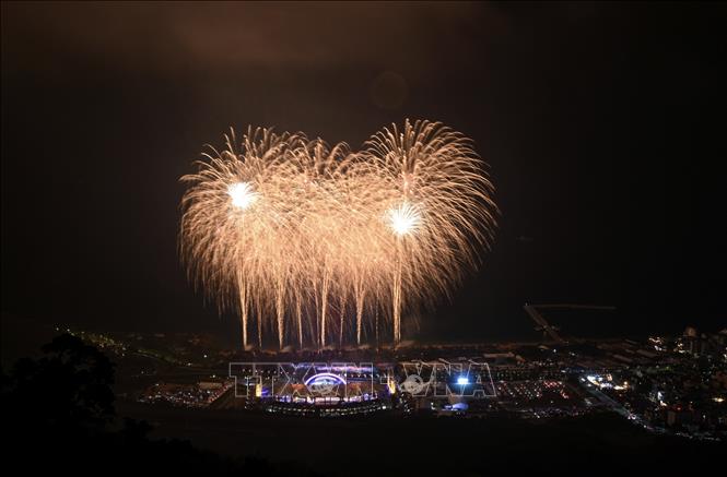 Lễ bế mạc Đại hội thể thao bãi biển châu Á năm 2026 diễn ra ở thành phố Tam Á, Trung Quốc tối 30/4/2026 với nhiều tiết mục nghệ thuật đặc sắc, mang nét văn hoá đặc trưng của nước chủ nhà. Ảnh: Màn pháo hoa rực rỡ tại lễ bế mạc. Ảnh: THX/TTXVN