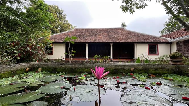  Vẻ đẹp cổ kính của ngôi nhà cổ hòa trong không gian nhà vườn tạo nên nét đẹp bình dị. Ảnh: Văn Dũng-TTXVN