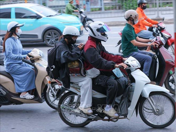 Người dân với hành lý, đồ đạc được chằng buộc cẩn thận hướng từ Quốc lộ 1A đi vào thành phố Hà Nội (ảnh chụp lúc 7h30'). Ảnh: Hoàng Hiếu - TTXVN