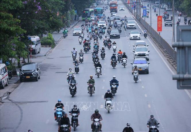 Ngay từ hơn 7h, lưu lượng người và phương tiện trên tuyến đường từ Quốc lộ 1A hướng vào Thành phố Hà Nội đã tăng đột biến. Ảnh: Hoàng Hiếu - TTXVN