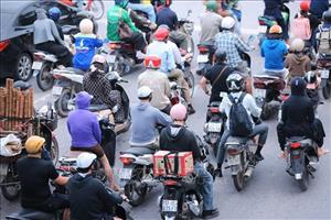 Dòng người hối hả quay trở lại Hà Nội sau dịp nghỉ lễ 30/4 - 1/5