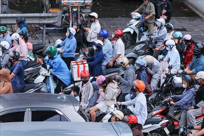 Trên các trục đường chính, mật độ giao thông gia tăng đáng kể (ảnh chụp tại đường Ngọc Hồi lúc 7h40'). Ảnh: Hoàng Hiếu - TTXVN