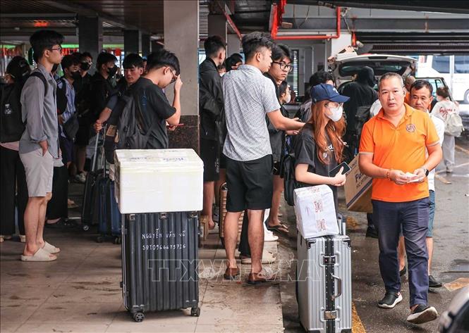Hành khách xuống xe tại Bến xe Nước Ngầm, chờ di chuyển tiếp vào trung tâm Hà Nội (ảnh chụp lúc 7h50'). Ảnh: Hoàng Hiếu - TTXVN